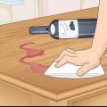Tirar vinho tinto de um piso ou mesa de madeira