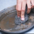 Removendo a ferrugem de uma frigideira de ferro fundido