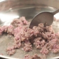 Escorra a carne moída