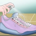 Esticando sapatos de camurça