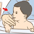 Tratando uma erupção cutânea no pescoço do seu bebê