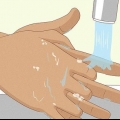 Inserindo creme vaginal