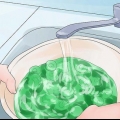 Prepare brotos de samambaia (fiddleheads)