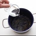 Tirar restos de comida queimados de uma panela