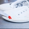 Remova a tinta dos sapatos de lona