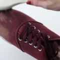 Limpando sapatos sujos