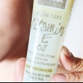 Usando óleo de vitamina e para o seu cabelo