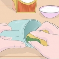 Tirando manchas de uma caneca branca