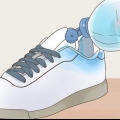 Tirando manchas de jeans dos sapatos