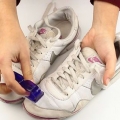 Limpando sapatos de couro branco