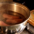 Grelhar salsicha na churrasqueira