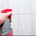 Remova os resíduos de sabão dos azulejos