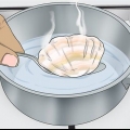 Perfurando um buraco em uma concha sem uma broca