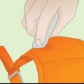 Tirando manchas de suor de um boné