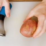 Descascar batatas