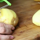 Assar batatas no forno