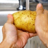 Preparando batatas no churrasco