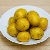 Fazendo salada de batata