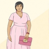Escolhendo acessórios com um vestido