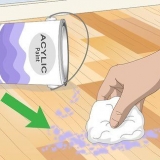 Removendo a tinta acrílica da madeira
