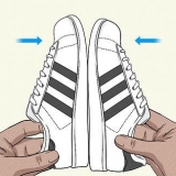 Limpando sapatos adidas