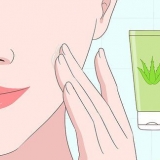 Usando gel de aloe vera em seu rosto