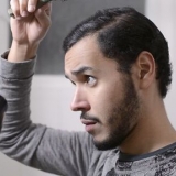Como um homem endireitar seu cabelo