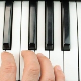 Kortjakje está sempre doente tocando piano