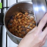 Fazendo farinha de amêndoa ou farinha de amêndoa