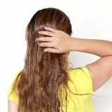 Aplique óleo de amêndoa no cabelo