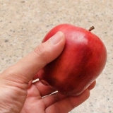 Lavando maçãs