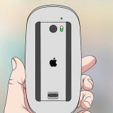 Substituindo as baterias em um apple magic mouse
