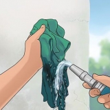 Tirar cheiro de gasolina da roupa