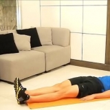 Faça abdominais de bicicleta