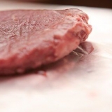 Assar bife em uma caçarola