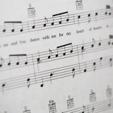 Lendo partituras para piano