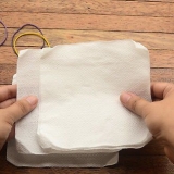 Fazendo flores com papel higiênico