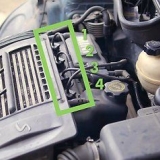 Substituindo as velas de ignição em um carro