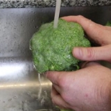 Cortando brócolis