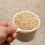 Cozinhar arroz integral em uma panela de arroz