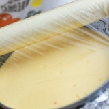 Retire o cheesecake de uma forma de mola