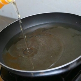 Fazendo biryani de frango