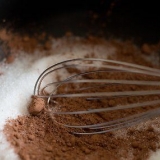 Fazendo calda de chocolate