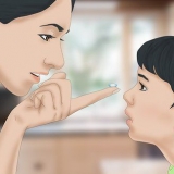 Colocar lentes de contato nos olhos do seu filho