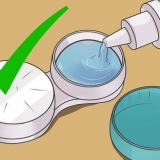 Remova as lentes de contato se você tiver unhas compridas