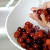 Fazendo molho de cranberry