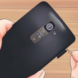 Removendo a bateria de um lg g2
