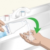 Tirando o cheiro de gasolina das mãos
