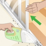 Limpando os trilhos de uma porta de vidro deslizante