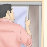 Substituindo os roletes em uma porta de vidro deslizante